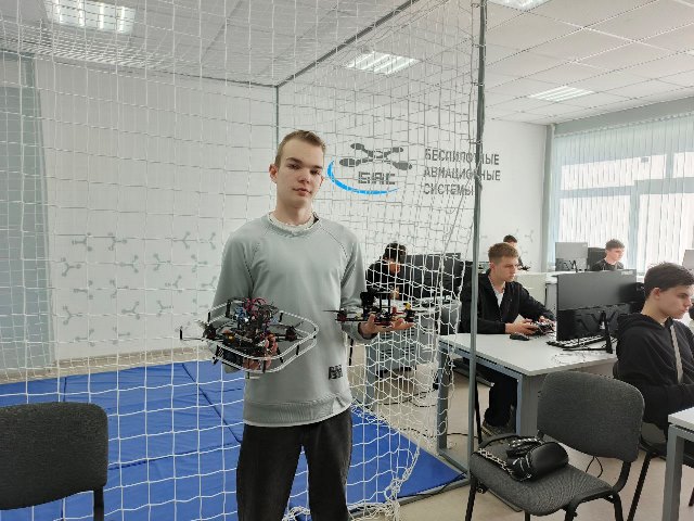 «Оператор беспилотных авиационных систем (с максимальной взлетной массой 30 килограмм и менее)».