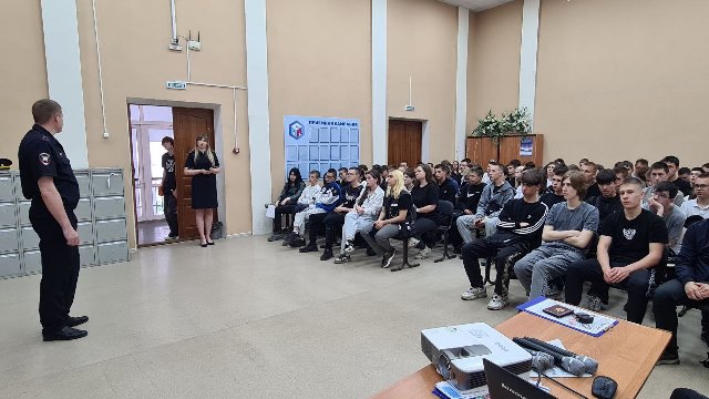 Сотрудники Сызранской Госавтоинспекции провели краш-курс для студентов.