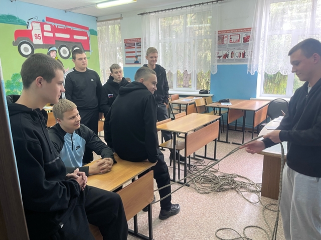 Практическое занятие «Вязка двойной спасательной петли с надеванием на пострадавшего, а также закрепление спасательной веревки за конструкцию».