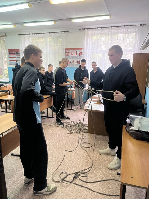 Практическое занятие «Вязка двойной спасательной петли с надеванием на пострадавшего, а также закрепление спасательной веревки за конструкцию».