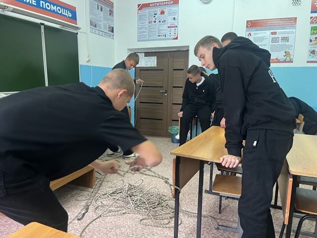 Практическое занятие «Вязка двойной спасательной петли с надеванием на пострадавшего, а также закрепление спасательной веревки за конструкцию».