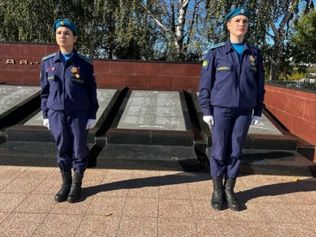 Возложение цветов у мемориальной плиты с именем Шутова Николая Федоровича