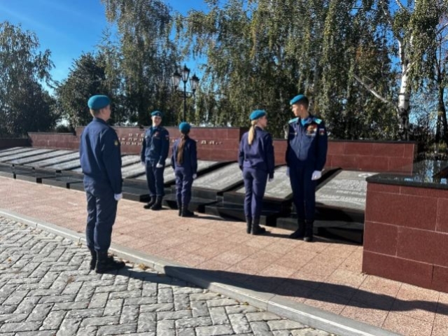 Возложение цветов у мемориальной плиты с именем Шутова Николая Федоровича