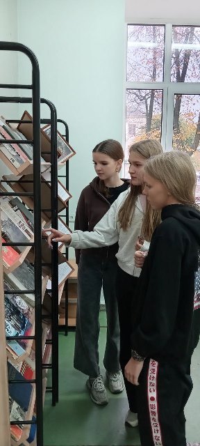 Выставка книг о ВОВ « Память в строках»,посвященная Параду памяти.