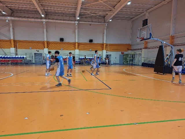 Соревнования среди юношей по баскетболу.