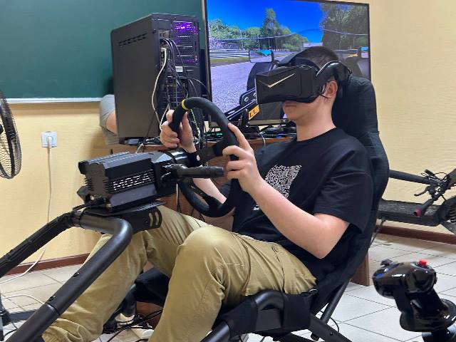 Участие в захватывающих соревнованиях по симрейсингу